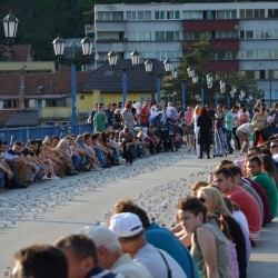 Goraždani na most iznijeli 8.372 fildžana u znak sjećanja na ubijene Srebreničane