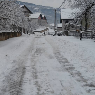 Zbog poledice na trotoarima i kolovozima otežano prikupljanje i odvoz komunalnog otpada