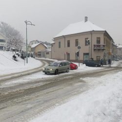 Zbog snijega i poledice na kolovozu i dalje potreban maksimalan oprez pri odvijanju saobraćaja