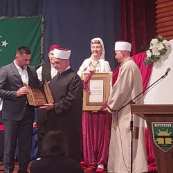 Priznanje je  prof. dr Mehmedu Gormezu i  Edinu Ramiću uručio reisu-l-ulema Islamske zajednice u BiH Husein ef. Kavazović