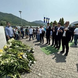 U znak sjećanja  položeno cvijeće na spomen- obilježju žrtvama najvećeg zločina u Evropi nakon Drugog svjetskog rata