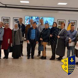 Učenici i nastavnici srednjih škola iz BPK Goražde posjetili multimedijalnu izložbu pod nazivom „Pod nebom vedre vjere-Islam i Evropa u iskustvu Bosne“