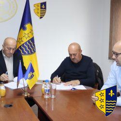 Potpisan Ugovor o izvođenju radova na sanaciji poda, mokrih čvorova i svlačionica u sali JU OŠ „Mehmedalija Mak Dizdar“ Vitkovići