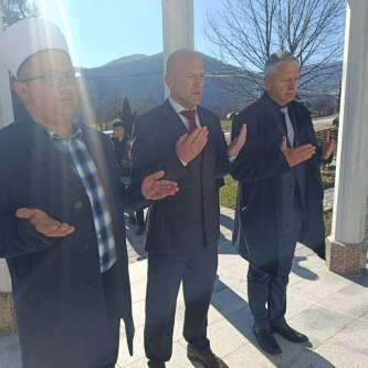 Polaganjem cvijeća i učenjem Fatihe odata počast poginulim braniocima u općinama Pale i Foča u FBiH