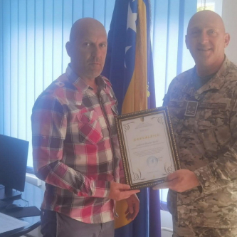 Ministar Hastor posjetio Kasarnu „Kosova“ i uručio zahvalnicu Oružanim snagama BiH