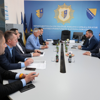 Zastupnici Saša Magazinović i Damir Mašić posjetili MUP BPK Goražde: Razgovarano o primjeni Zakona o sigurnosti saobraćaja i njegovim efektima